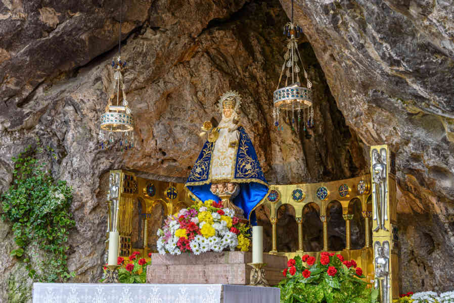 Principado de Asturias 031 - parque nacional de los Picos de Europa - santuario de Covadonga - Santa Cueva - vírgen de Covadonga.jpg